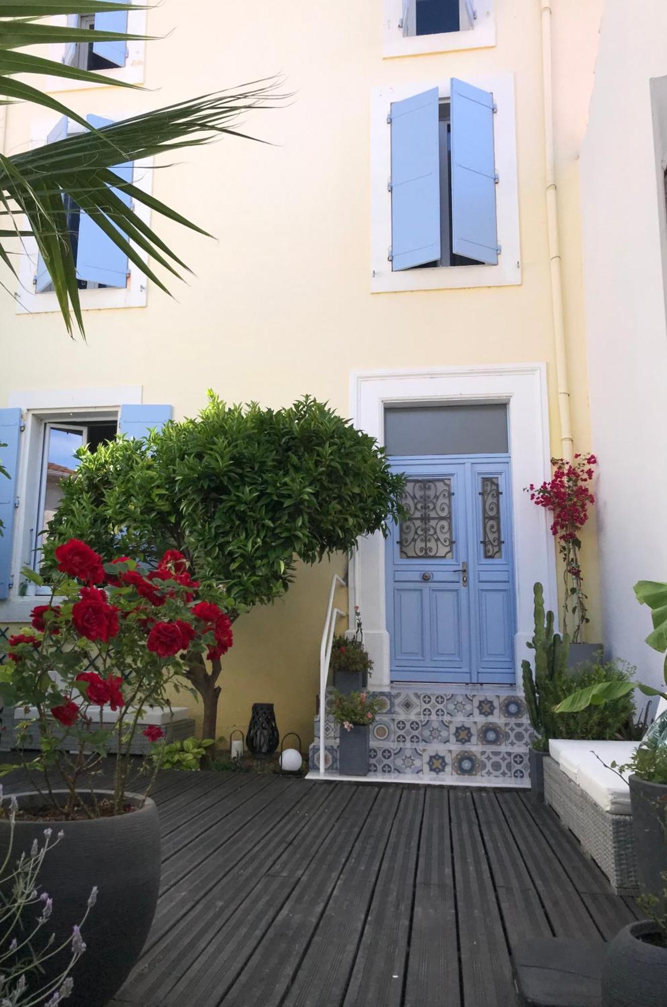 Notre Maison Aux Volets Bleus Ouveillan Екстериор снимка